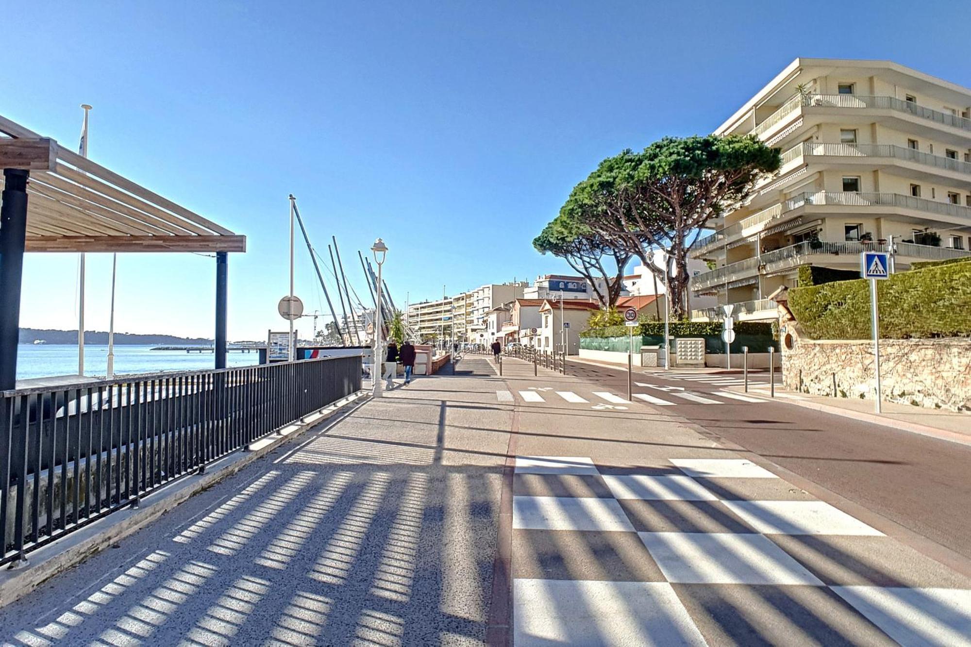 Henri Camille Real Estate- Le Cap - 2 Bedrooms Sea View