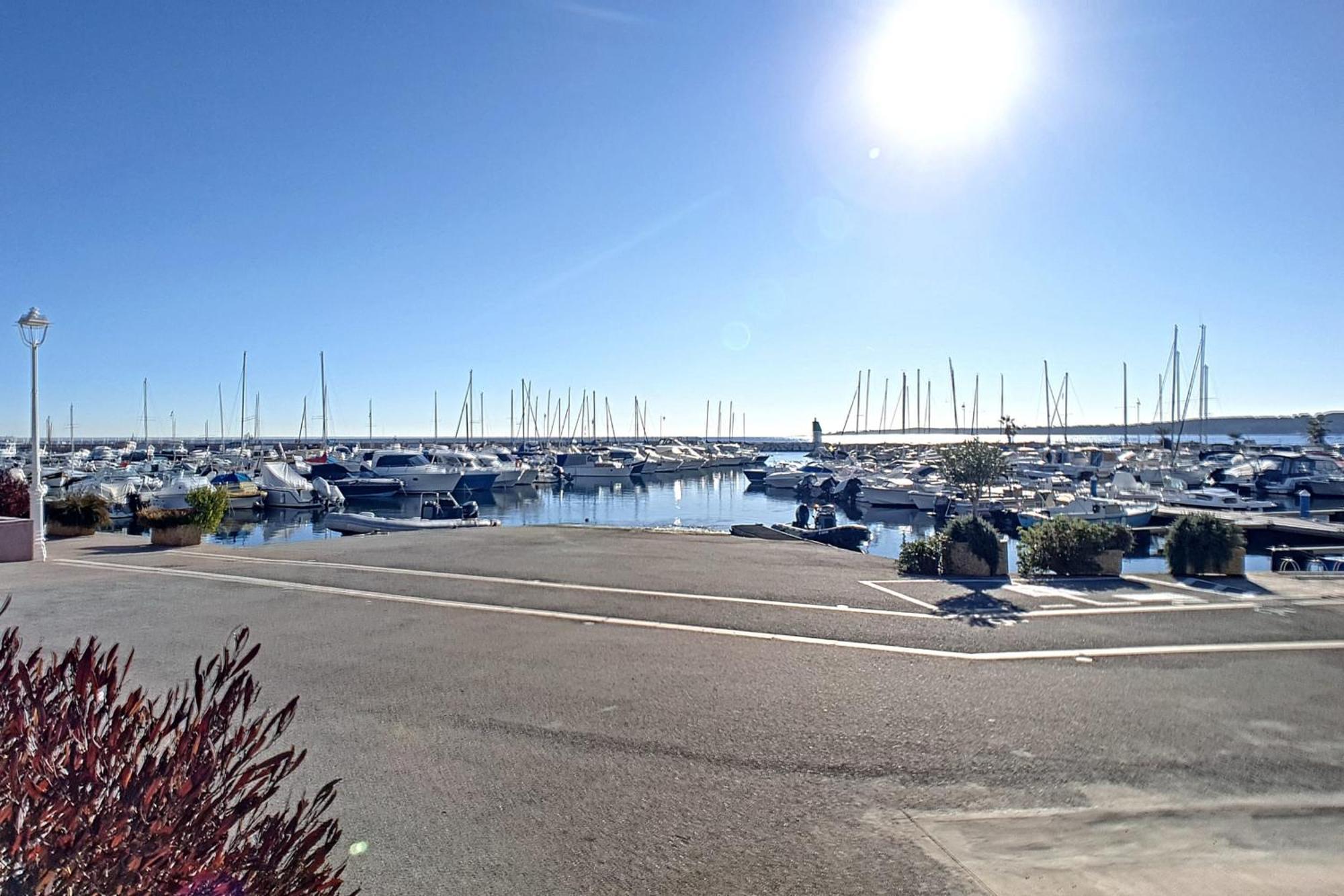 Henri Camille Real Estate- Le Cap - 2 Bedrooms Sea View Cannes