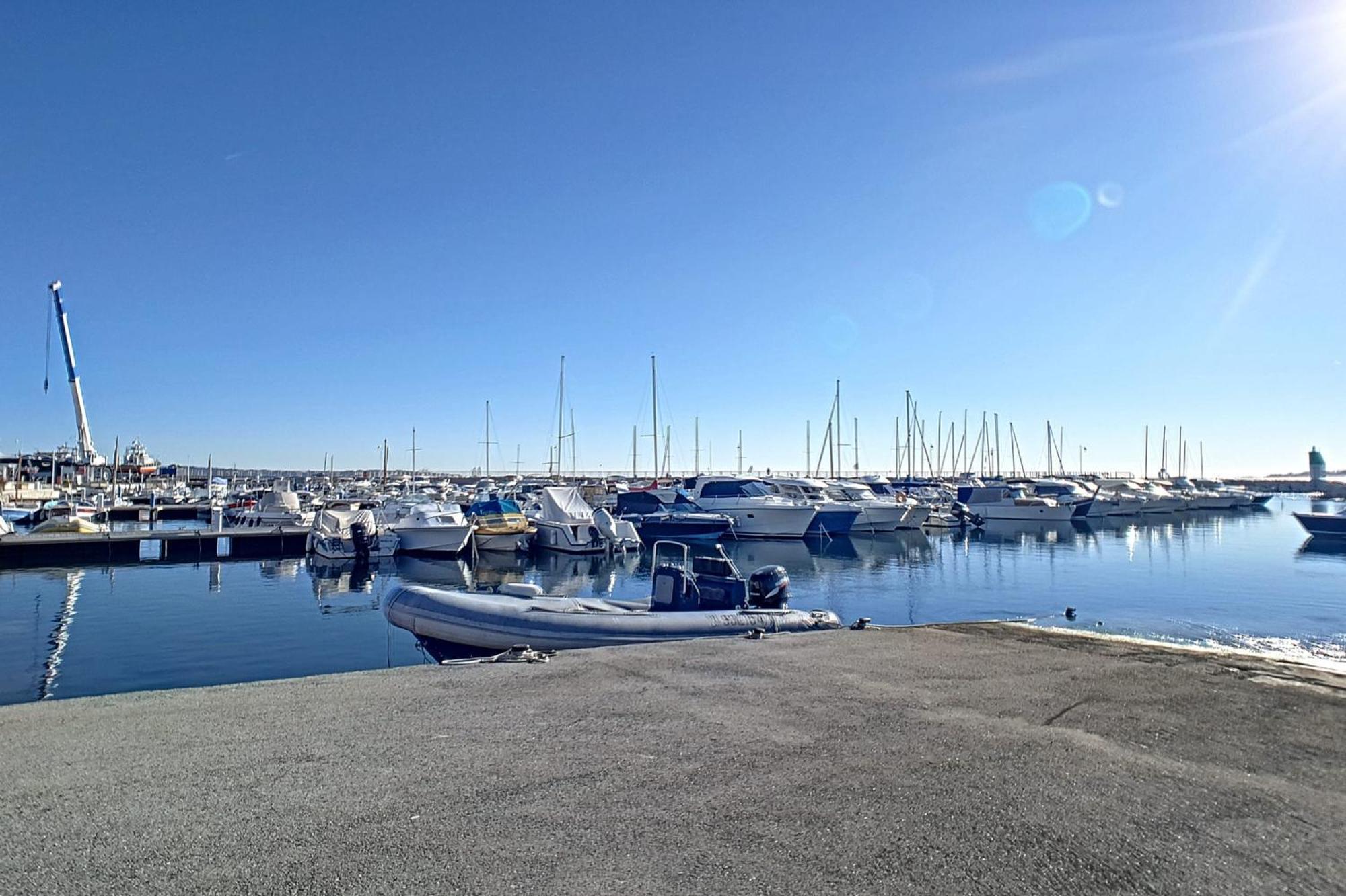 Henri Camille Real Estate- Le Cap - 2 Bedrooms Sea View Cannes
