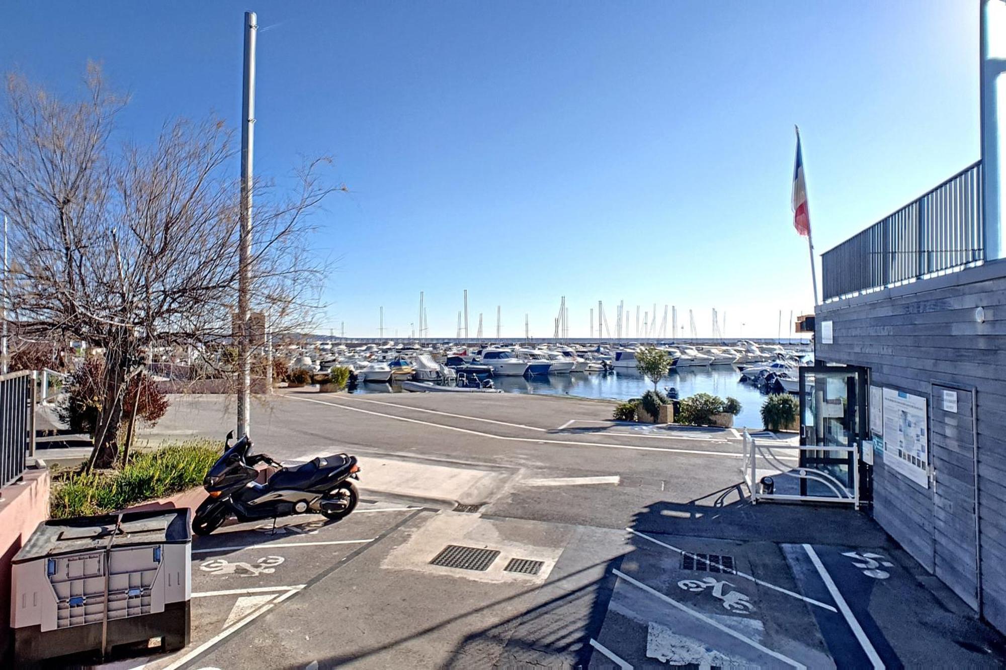 Henri Camille Real Estate- Le Cap - 2 Bedrooms Sea View Cannes